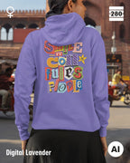 das bild zeigt eine frau, die einen leicht taillierten damen design hoodie in der farbe digital lavendel und mit dem farbenfrohen backprint "smile ... it confuses people" trägt