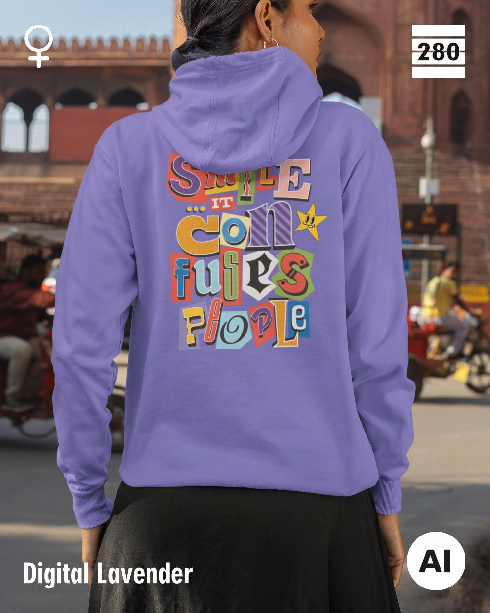 das bild zeigt eine frau, die einen leicht taillierten damen design hoodie in der farbe digital lavendel und mit dem farbenfrohen backprint "smile ... it confuses people" trägt