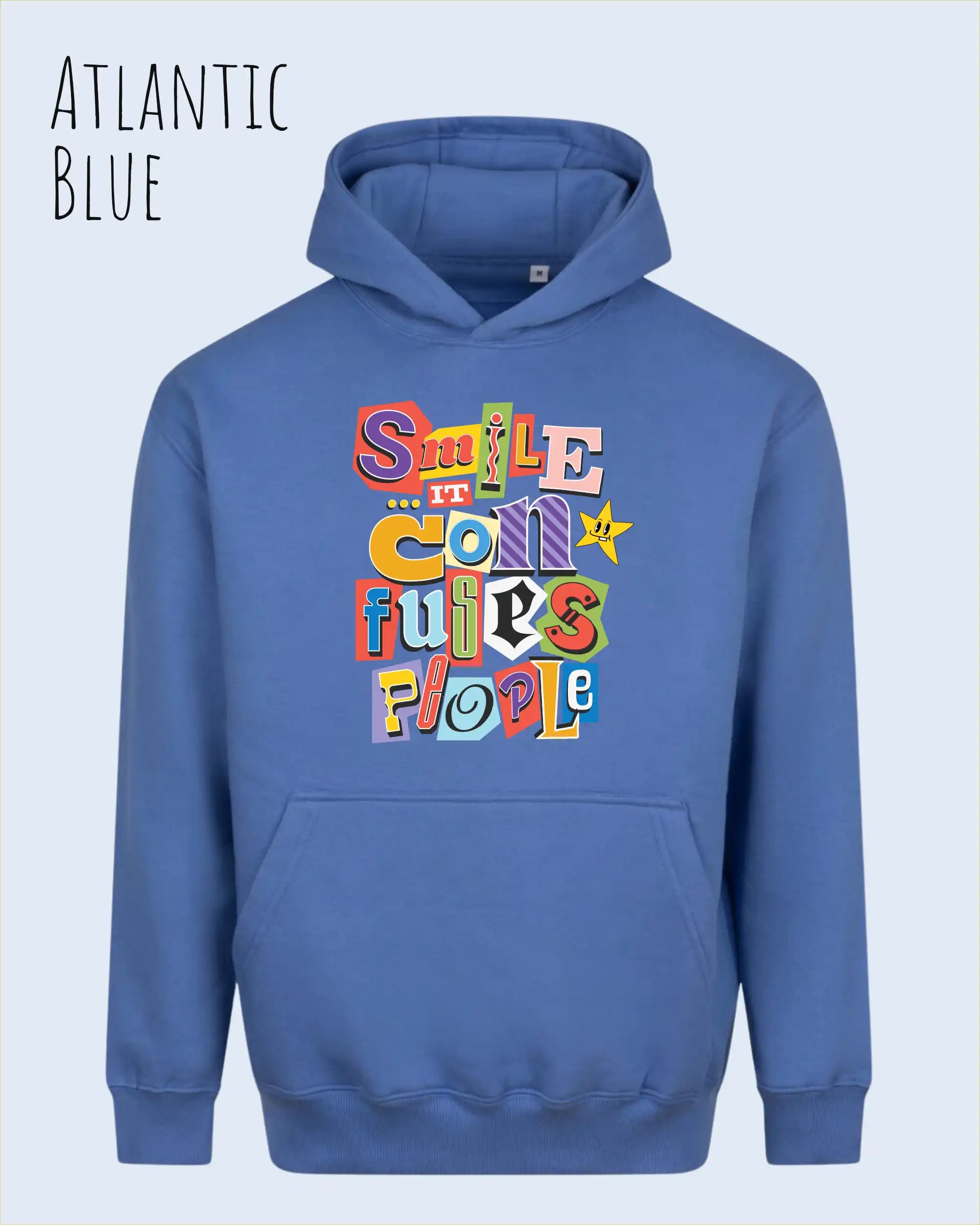 das bild zeigt den Oversized Design-Hoodie JH111 in der farbe atlantic blue mit dem farbenfrohen motiv "Smile ... it confuses people".