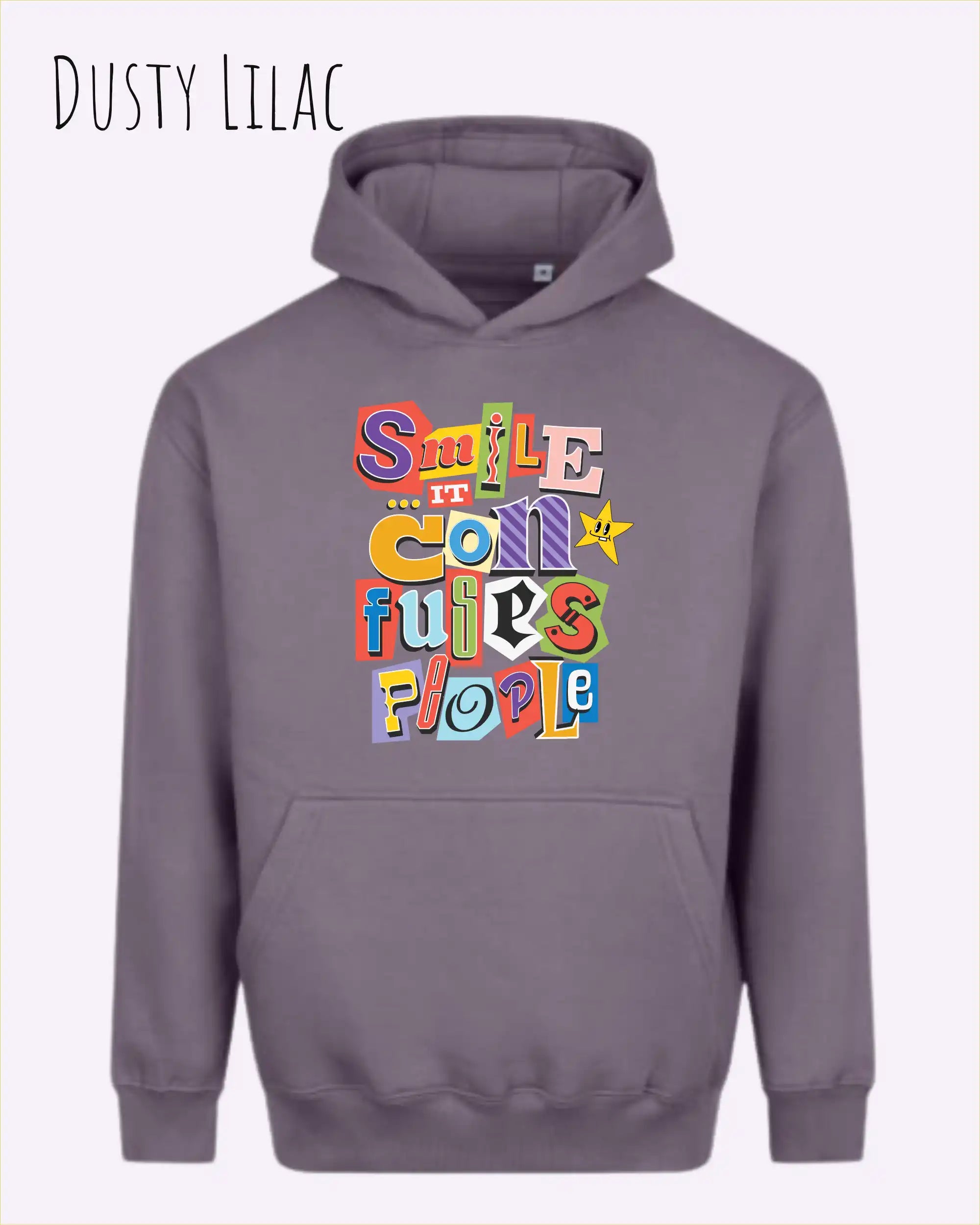 das bild zeigt den Oversized Design-Hoodie JH111 in der farbe dusy lilac mit dem farbenfrohen motiv "Smile ... it confuses people".