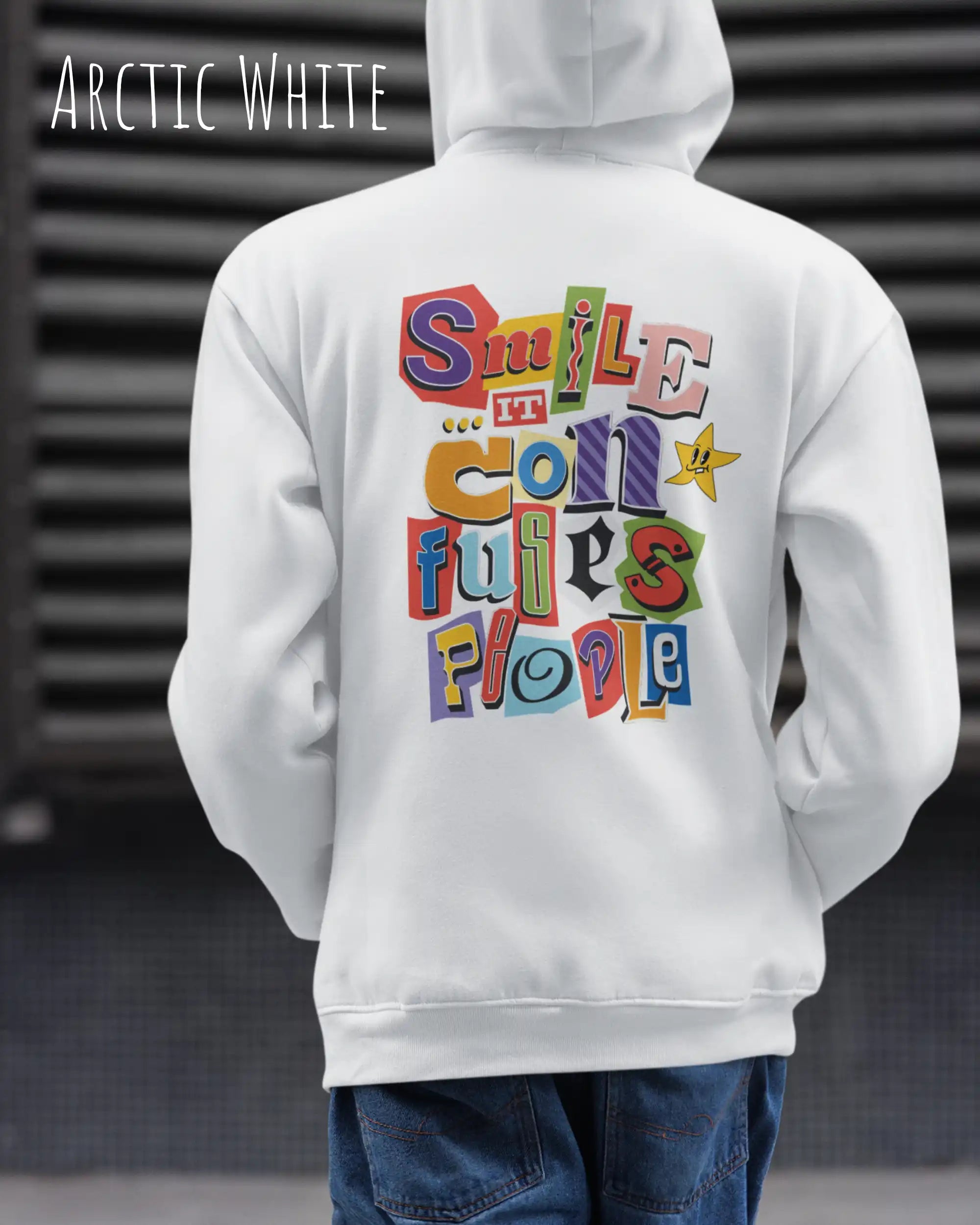 eine frau trägt einen Oversized Design-Hoodie in  arctic white mit der farbenfrohen grafik "Smile ... it confuses people".