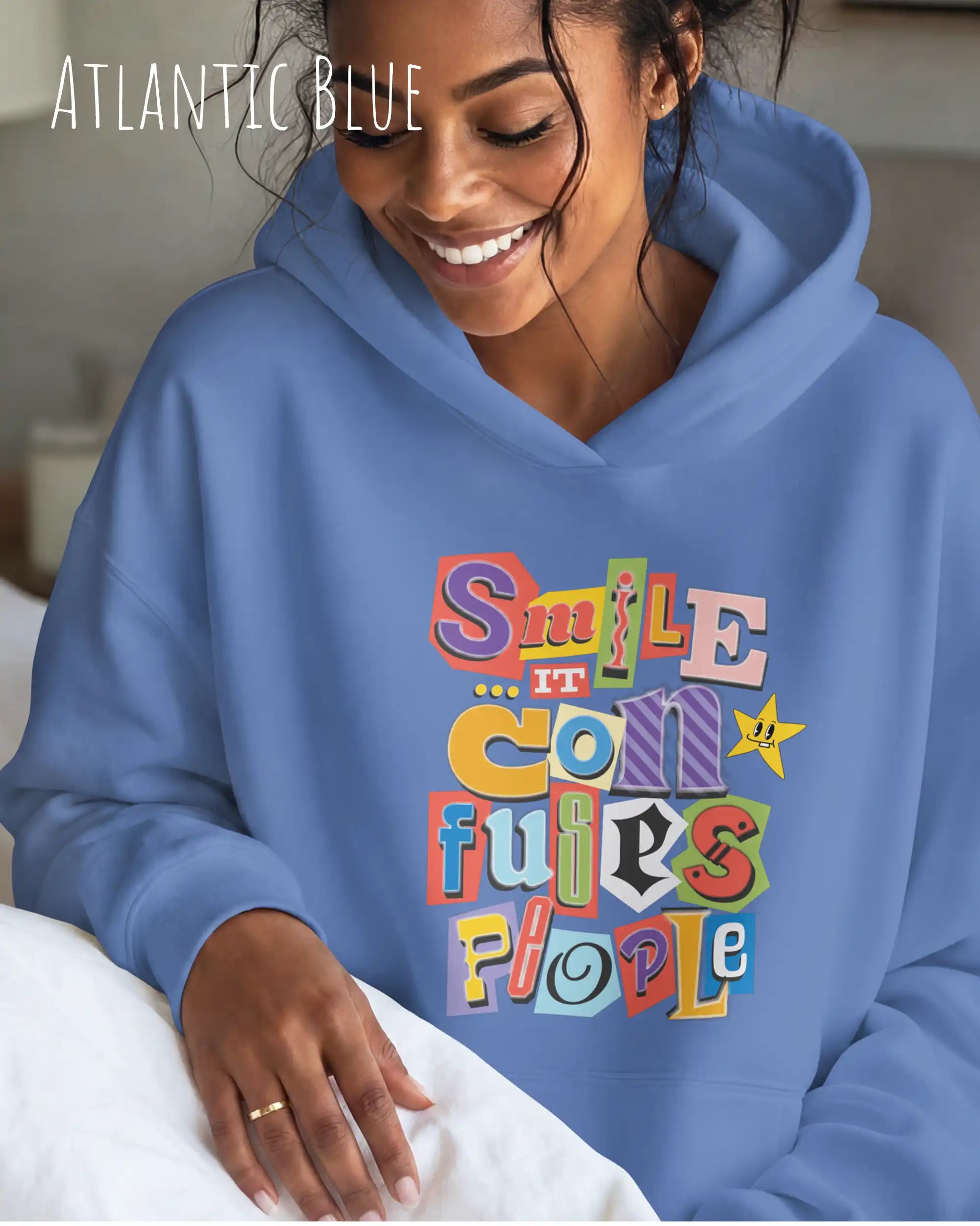 eine frau trägt einen Oversized Design-Hoodie in  atlantic blue mit der farbenfrohen grafik "Smile ... it confuses people".