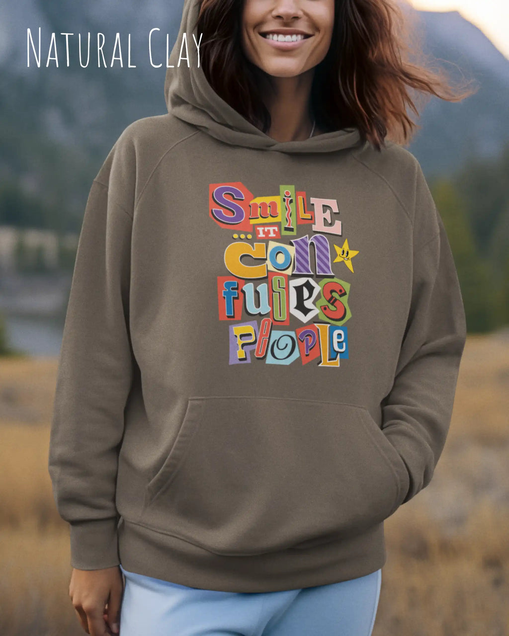 eine frau trägt einen Oversized Design-Hoodie in  natural clay mit der farbenfrohen grafik "Smile ... it confuses people".