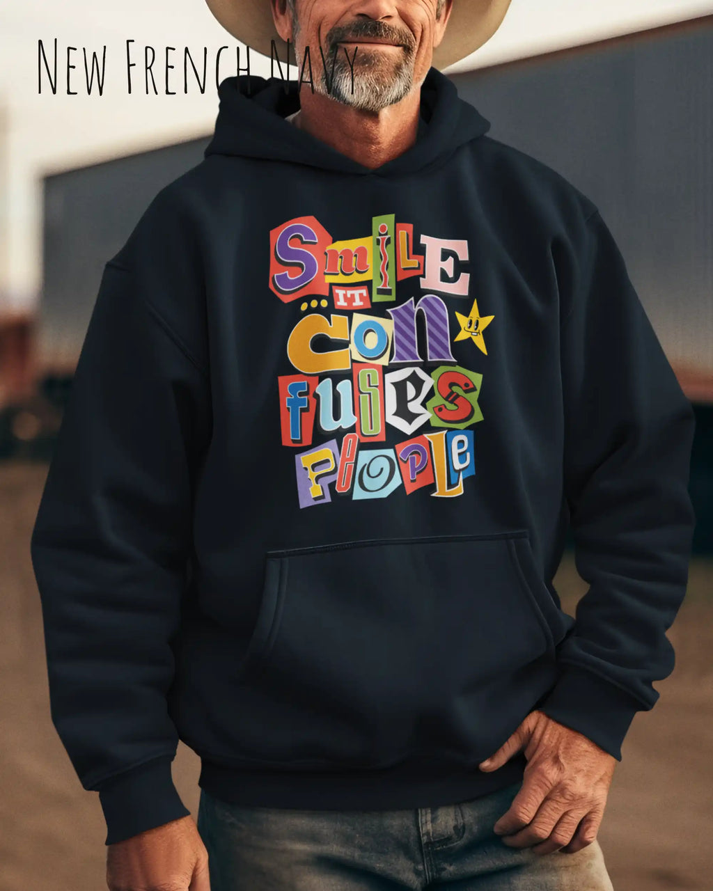 ein mann trägt einen Oversized Design-Hoodie in  new french navy mit der farbenfrohen grafik "Smile ... it confuses people".