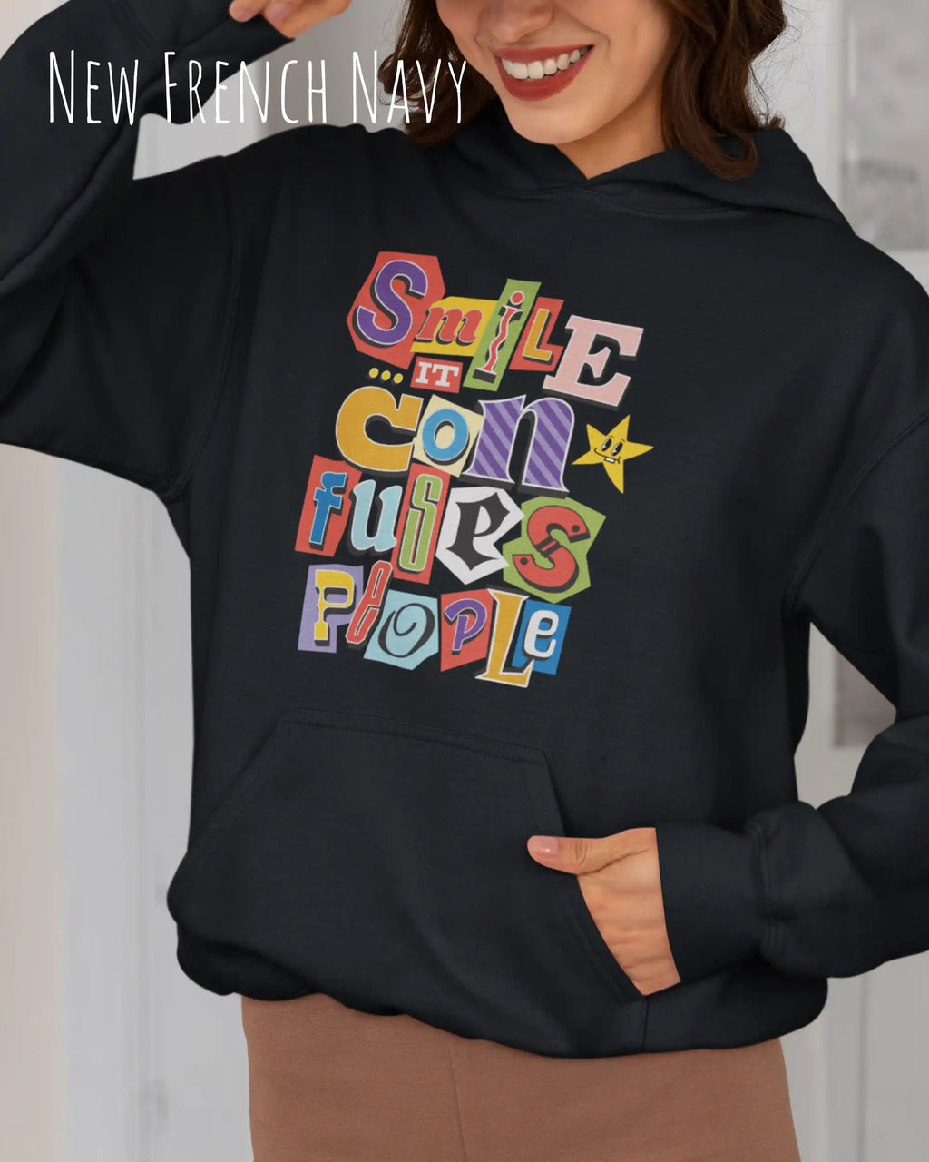 eine frau trägt einen Oversized Design-Hoodie in  new french navy mit der farbenfrohen grafik "Smile ... it confuses people".