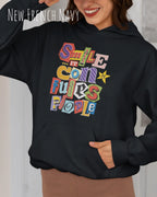 eine frau trägt einen Oversized Design-Hoodie in  new french navy mit der farbenfrohen grafik "Smile ... it confuses people".