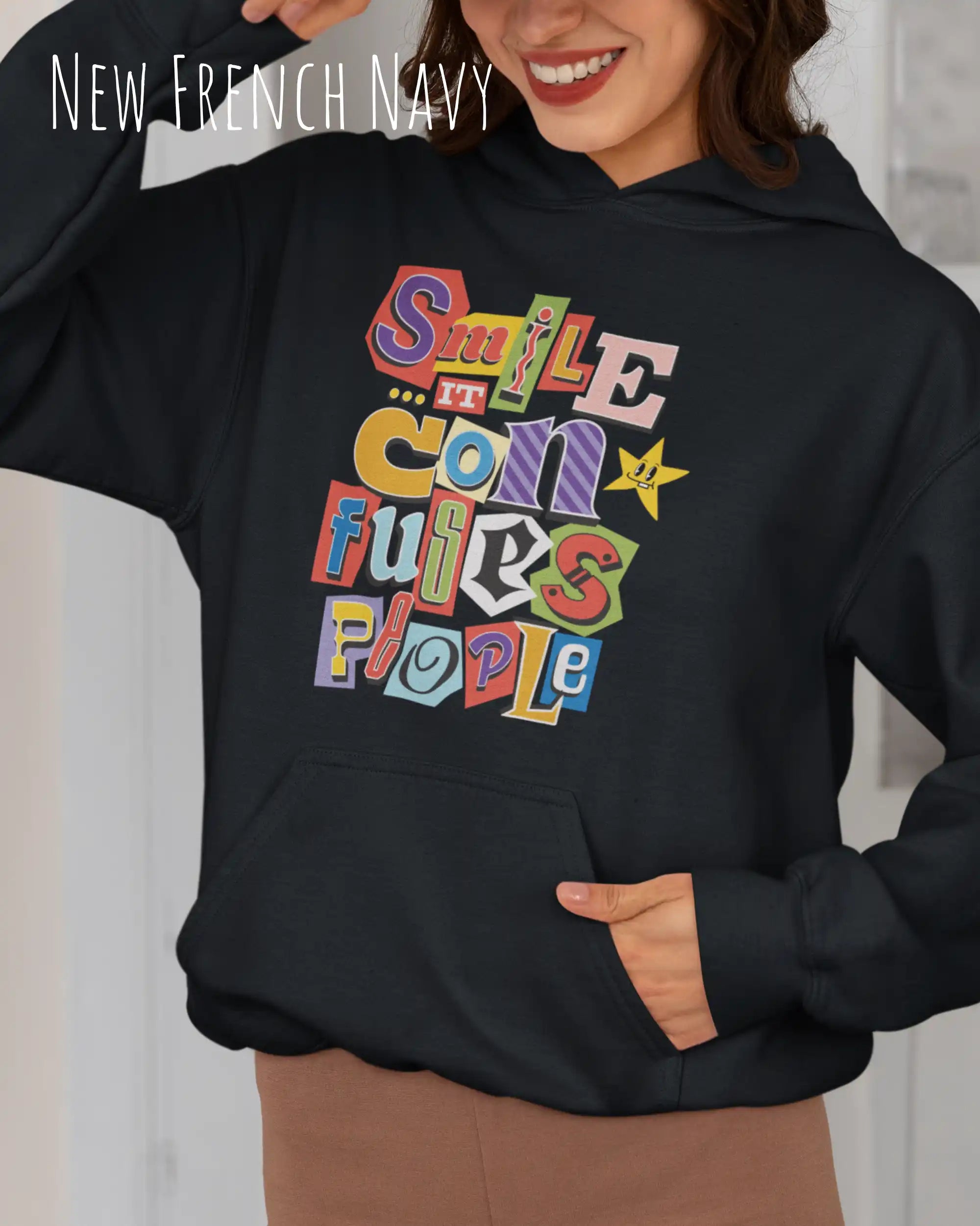 eine frau trägt einen Oversized Design-Hoodie in  new french navy mit der farbenfrohen grafik "Smile ... it confuses people".