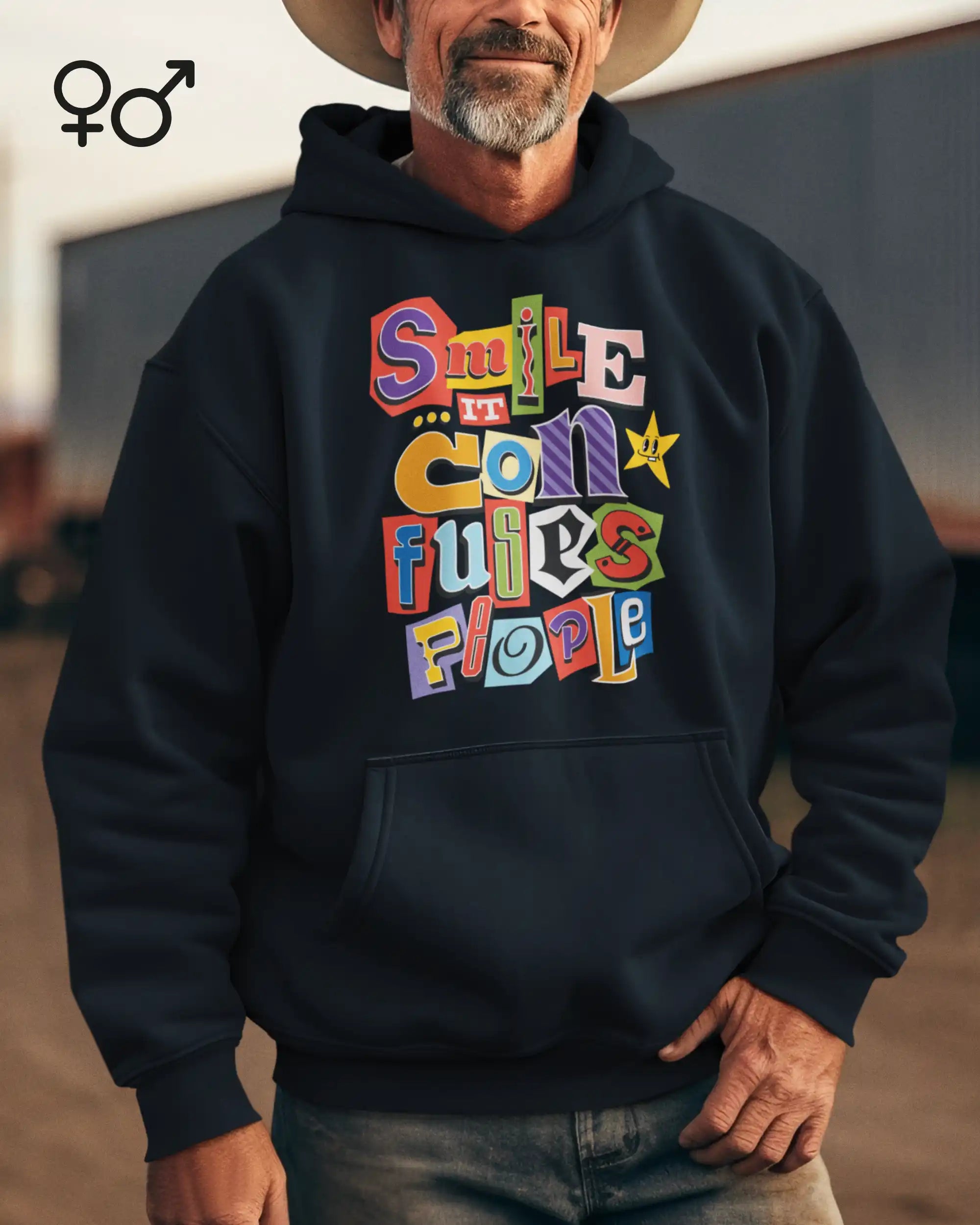 ein mann  trägt einen unisex Oversized Design-Hoodie  mit der farbenfrohen grafik "Smile ... it confuses people".