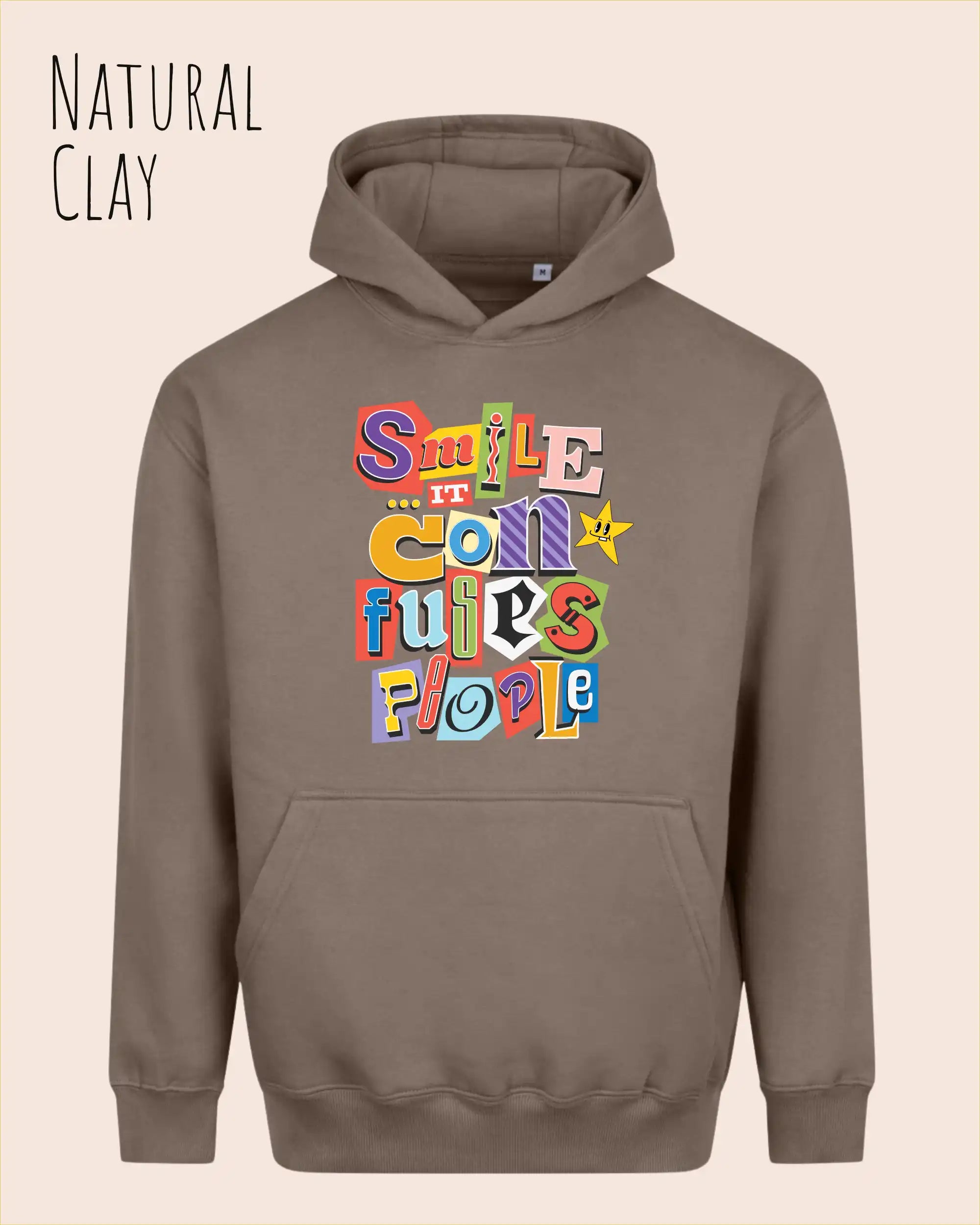 das bild zeigt den Oversized Design-Hoodie JH111 in der farbe natural clay mit dem farbenfrohen motiv "Smile ... it confuses people".