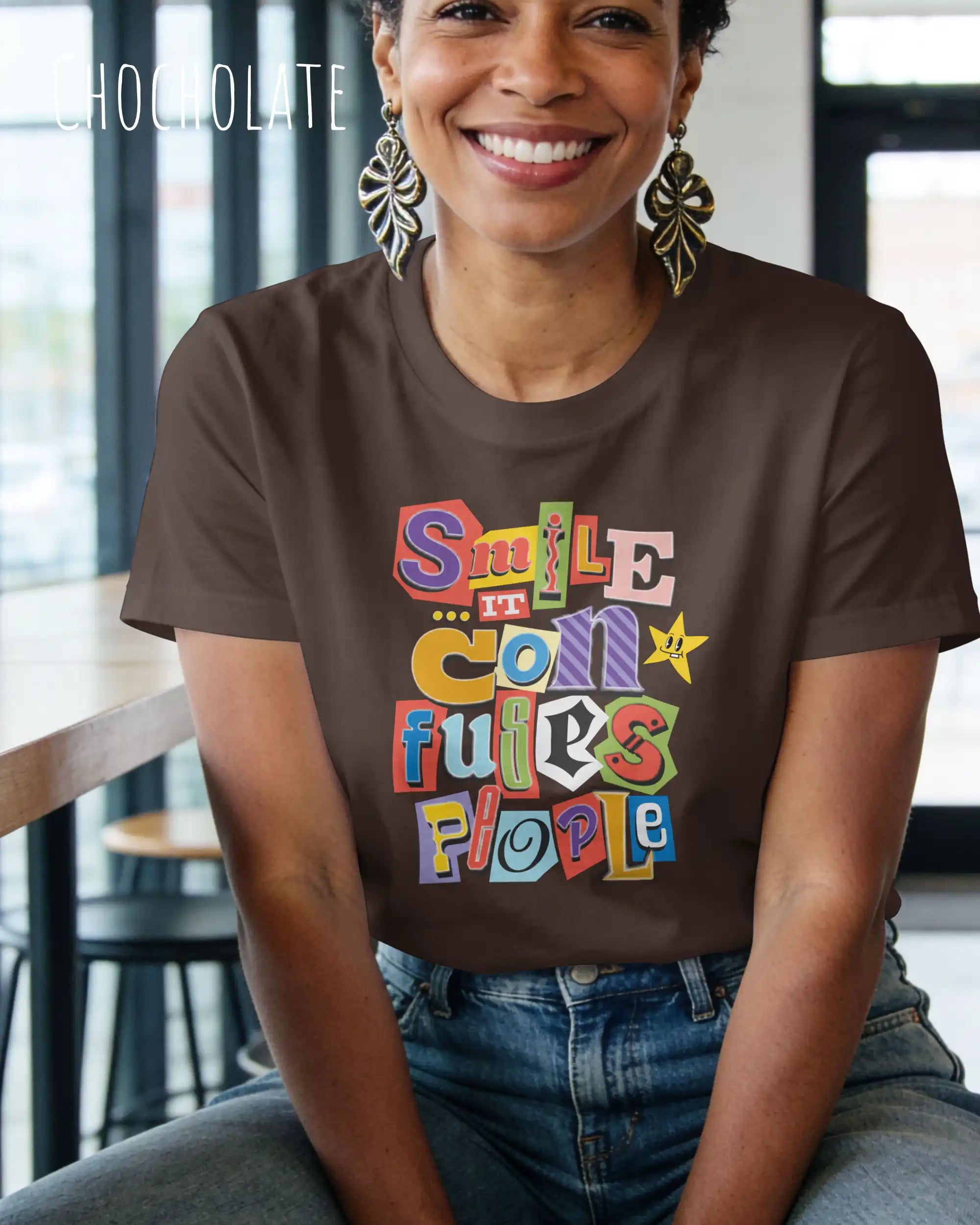 Design-T‑Shirt – Feminine Fit – SMILE CONFUSES PEOPLE – Premium-Baumwolle