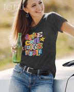Design-T‑Shirt – Feminine Fit – SMILE CONFUSES PEOPLE – Premium-Baumwolle