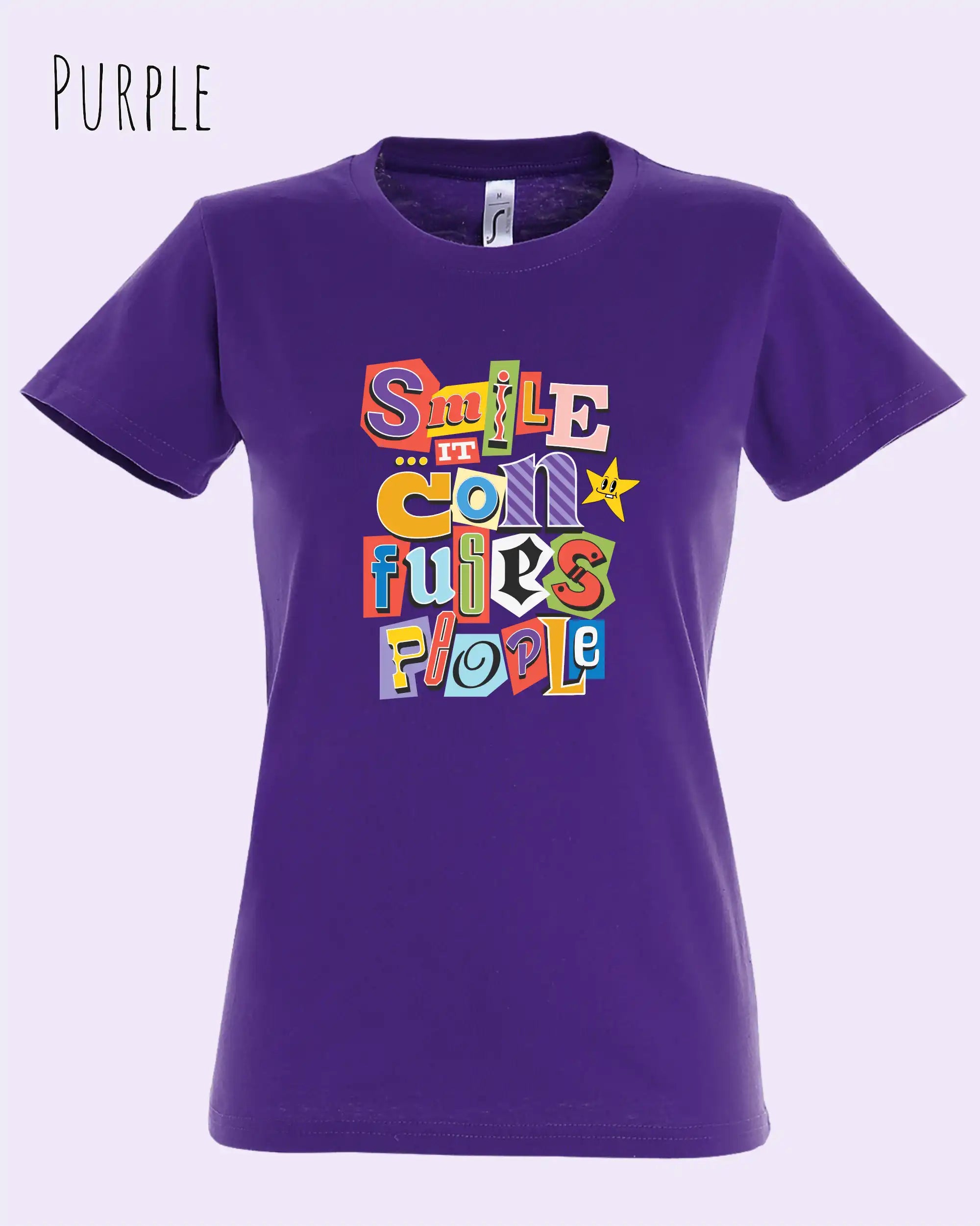 Design-T‑Shirt – Feminine Fit – SMILE CONFUSES PEOPLE – Premium-Baumwolle