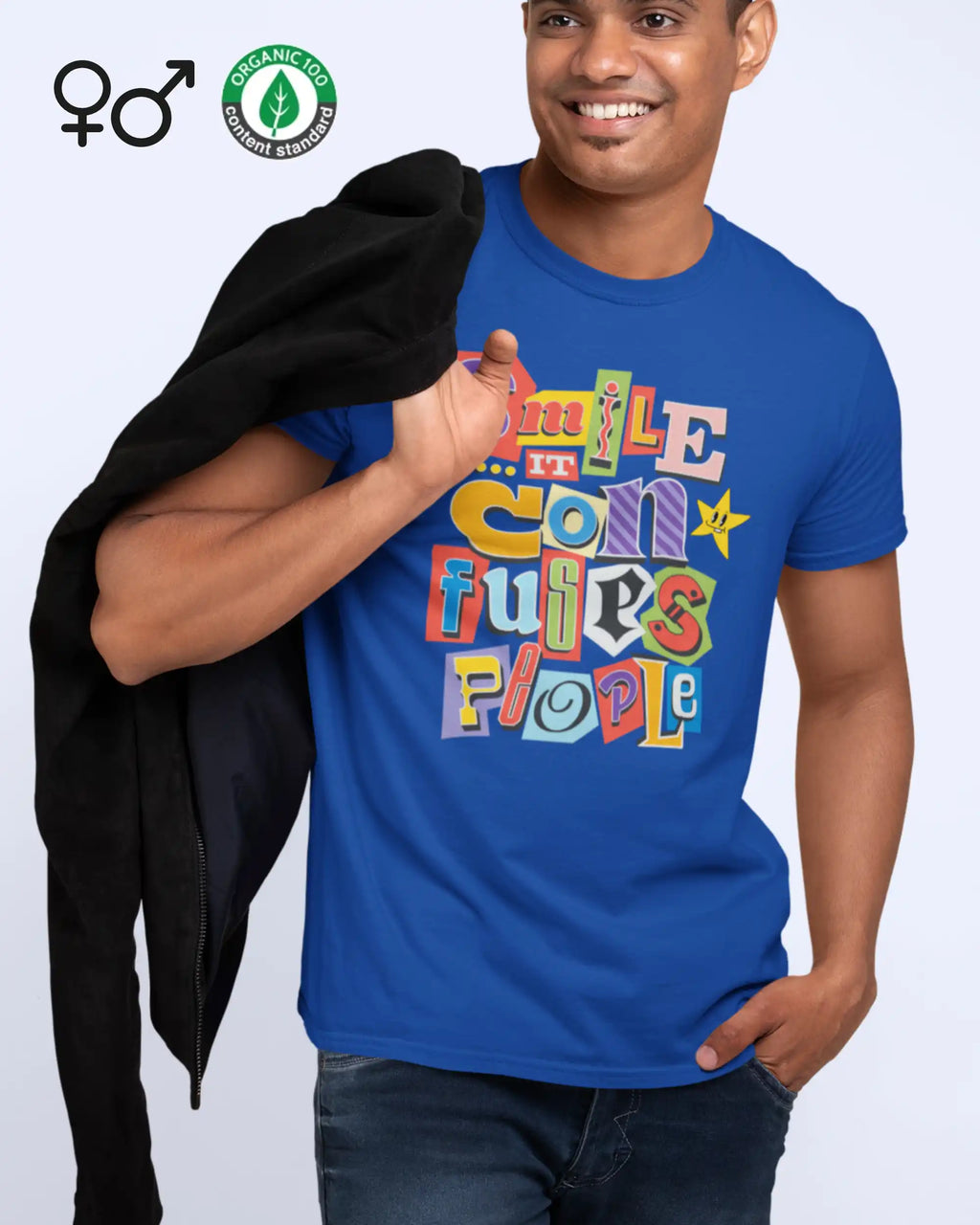 junger mann trägt einnachhaltiges unisex Design-T-Shirt  in royal blue  mit dem frontprint "Smile, it confuses people".