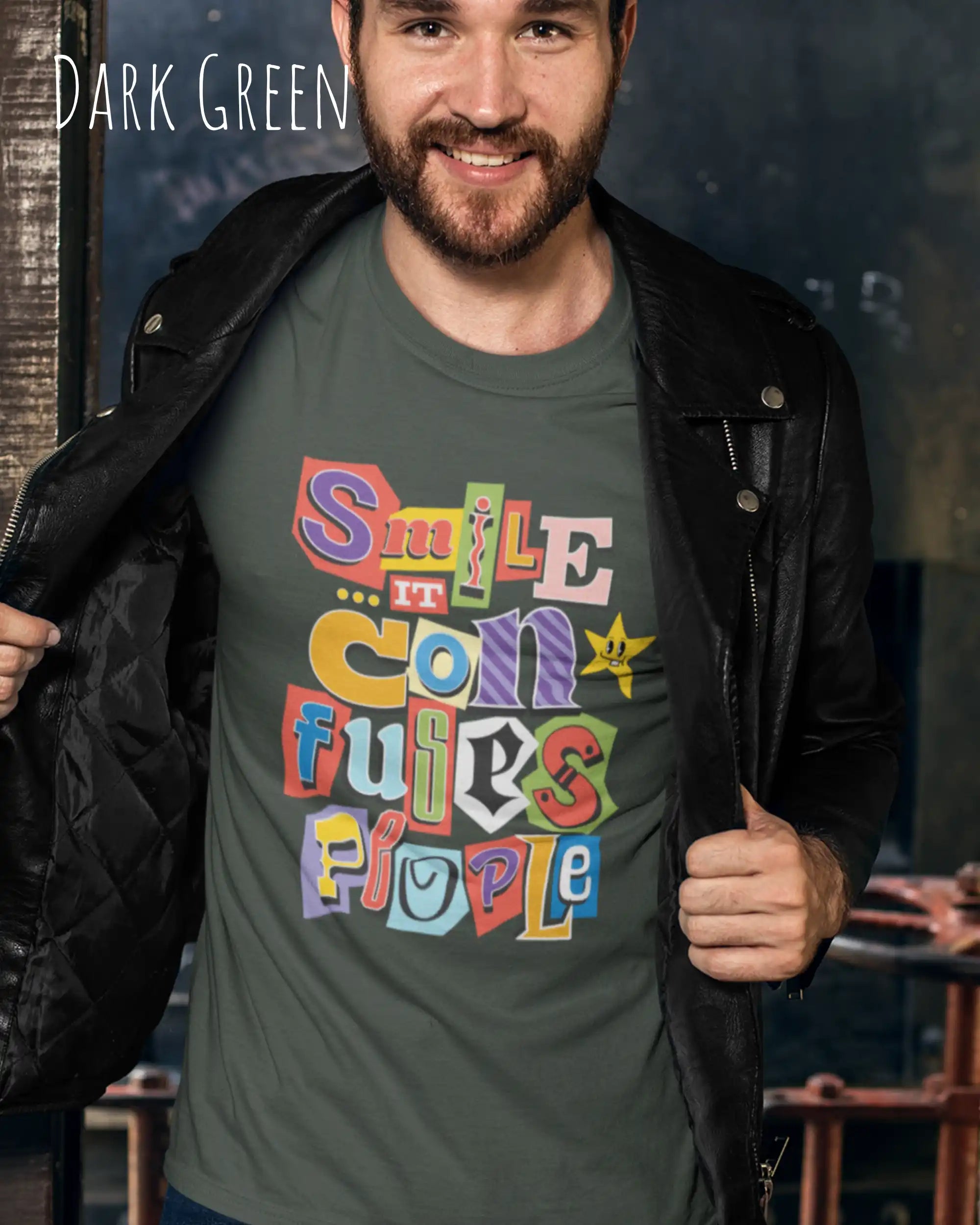ein mann trägt ein Design-T-Shirt  in dark green  mit dem frontprint "Smile, it confuses people".