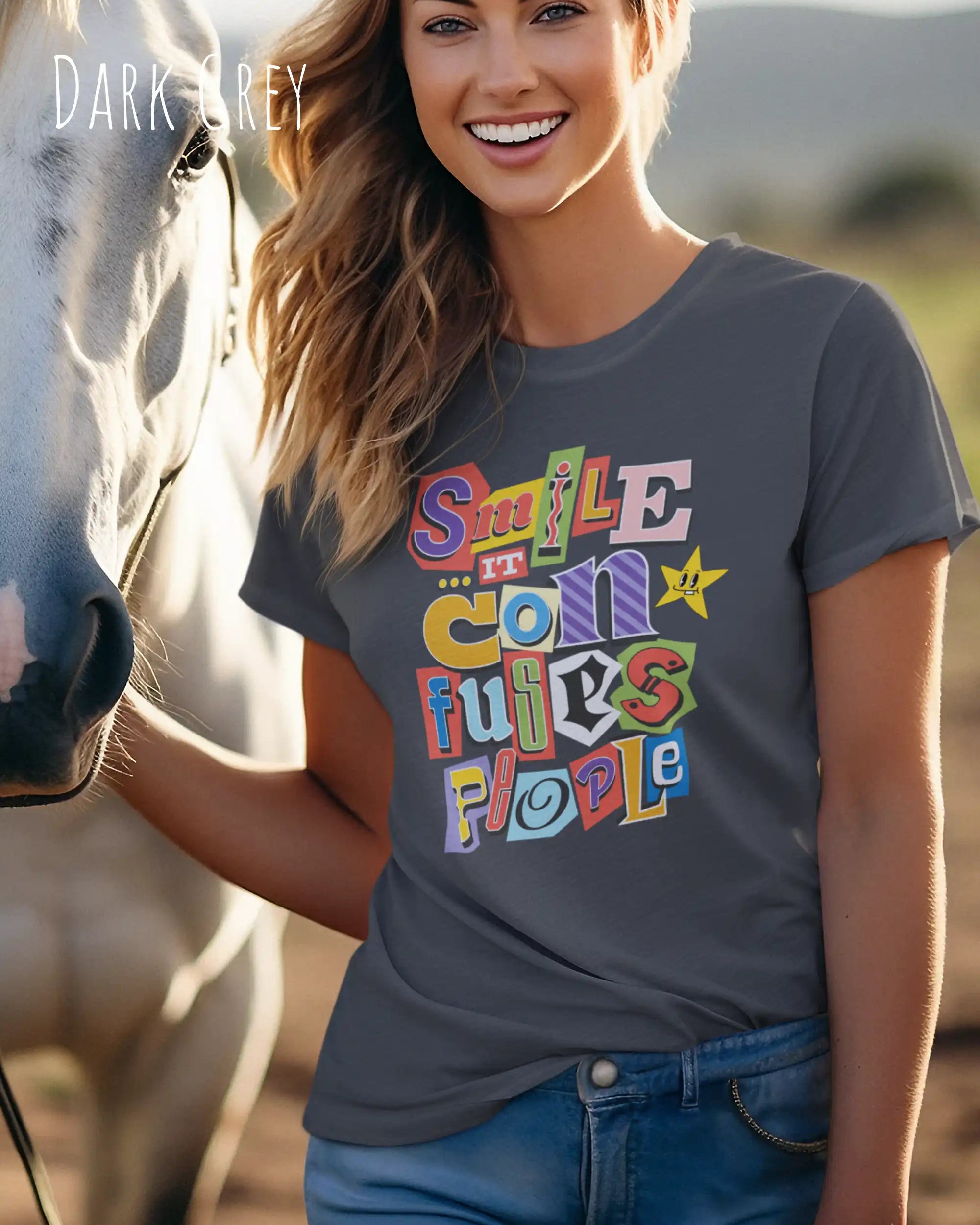 ein mann trägt ein Design-T-Shirt  in dark grey  mit dem frontprint "Smile, it confuses people".
