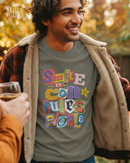 ein mann trägt ein Design-T-Shirt  in moss  mit dem frontprint "Smile, it confuses people".
