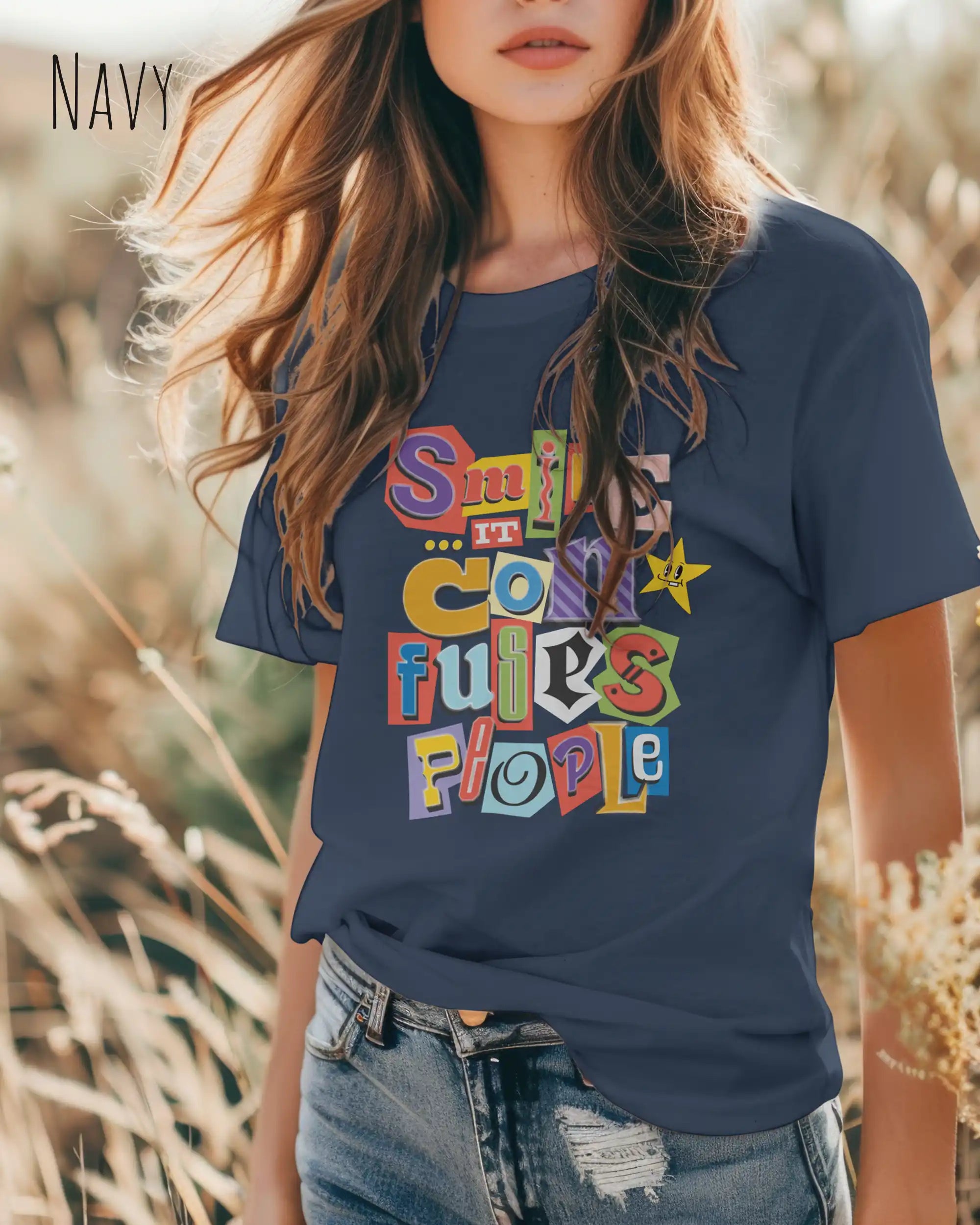eine junge frauträgt ein Design-T-Shirt  in navy  mit dem frontprint "Smile, it confuses people".