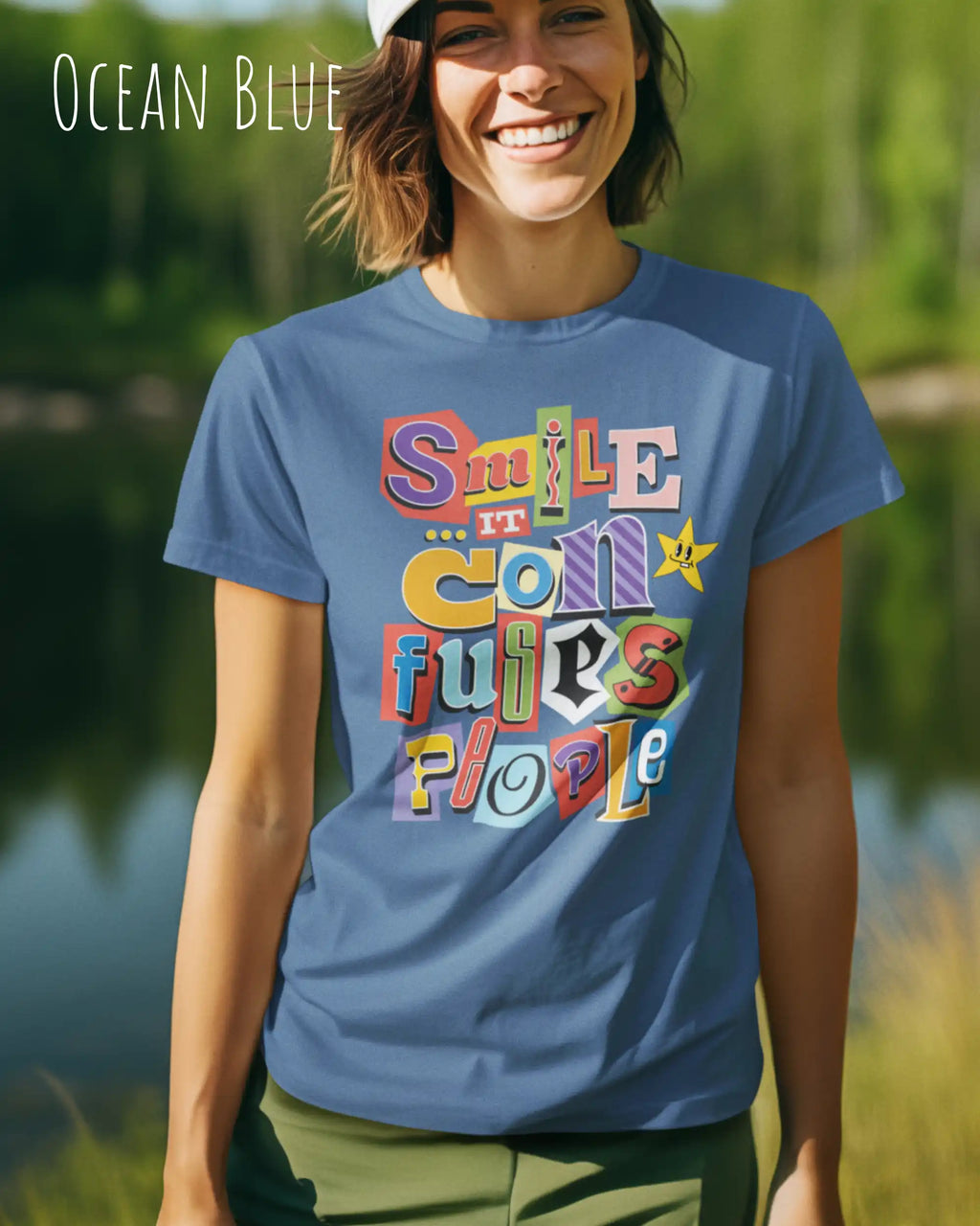 eine frau trägt ein Design-T-Shirt  in ocean blue  mit dem frontprint "Smile, it confuses people".