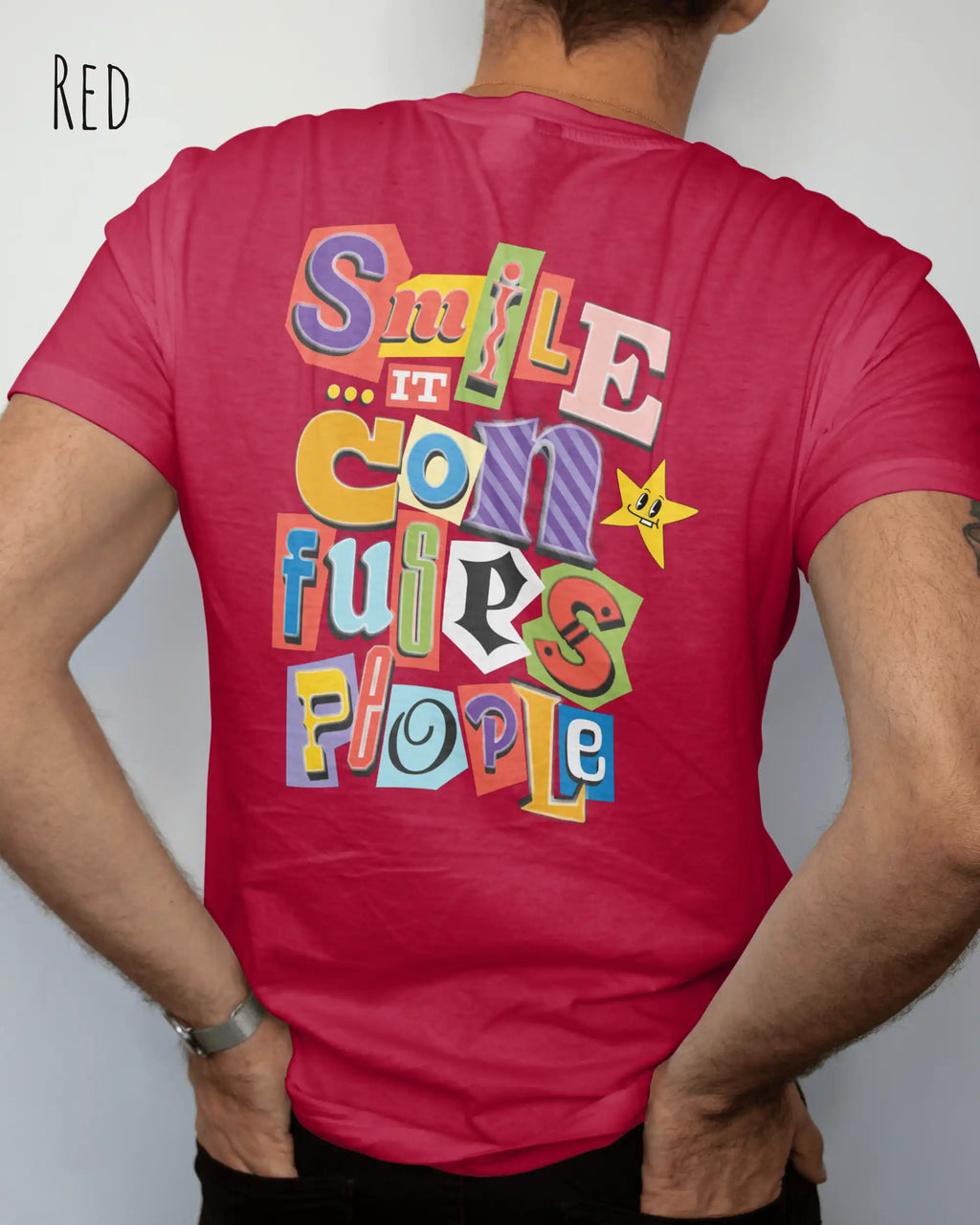ein mann trägt ein Design-T-Shirt  red  mit dem backprint "Smile, it confuses people".