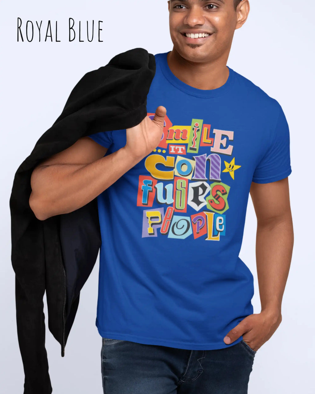 ein mann trägt ein Design-T-Shirt  in royal blue  mit dem frontprint "Smile, it confuses people".