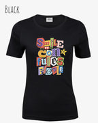 das bild zeigt das T-Shirt Tee Jays Women's Interlock Tee STYLE 580 in der farbe BLACK mit dem farbenfrohen design "SMILE ... IT CONFUSES PEOPLE".