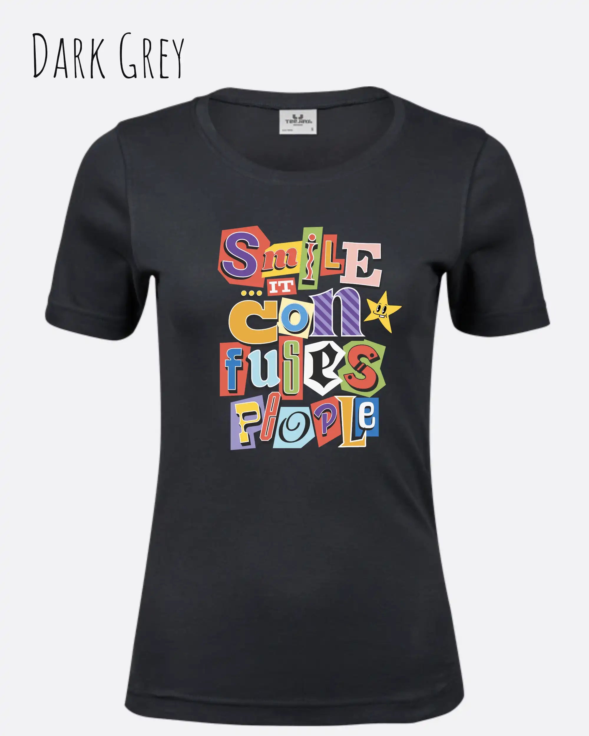 das bild zeigt das T-Shirt Tee Jays Women's Interlock Tee STYLE 580 in der farbe DARK GREY mit dem farbenfrohen design "SMILE ... IT CONFUSES PEOPLE".