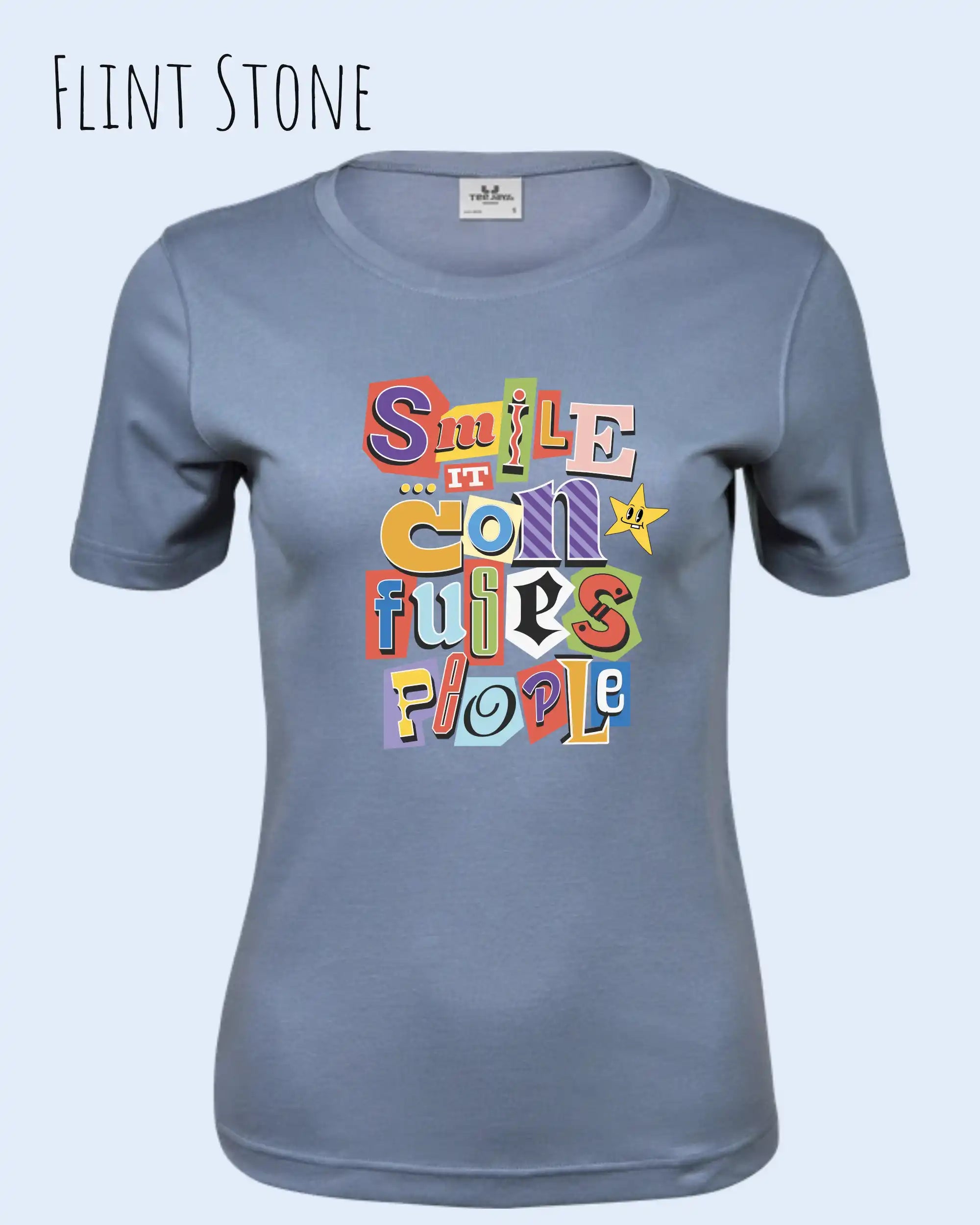 das bild zeigt das T-Shirt Tee Jays Women's Interlock Tee STYLE 580 in der farbe FLINT STONE mit dem farbenfrohen design "SMILE ... IT CONFUSES PEOPLE".