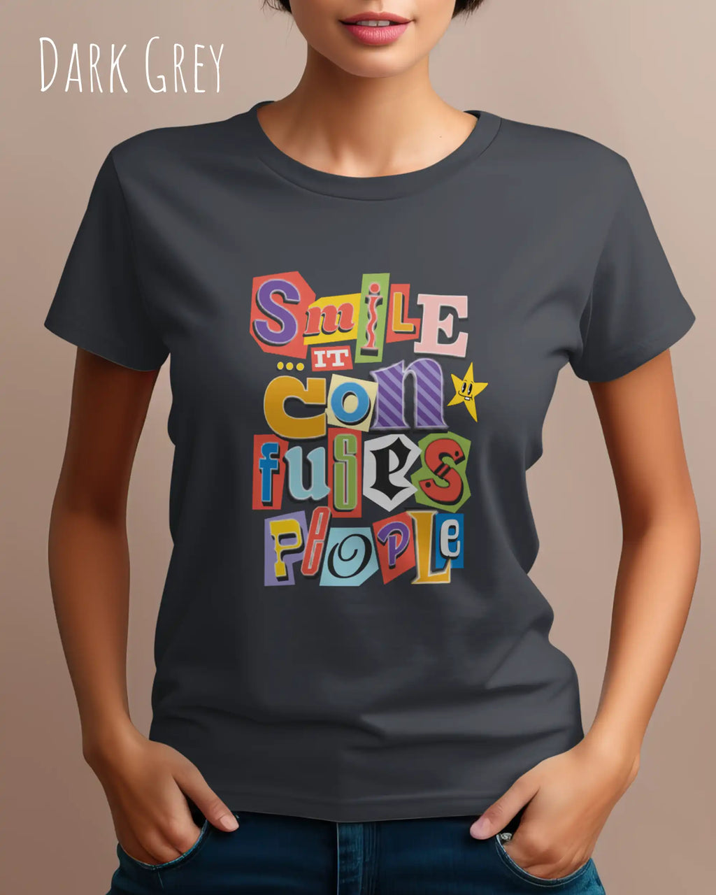 Die Abbildung zeigt eine frau, die ein feminines design-t-shirt in der farbe dark grey mit der farbenfrohen grafik "smile ... it confuses people" trägt.