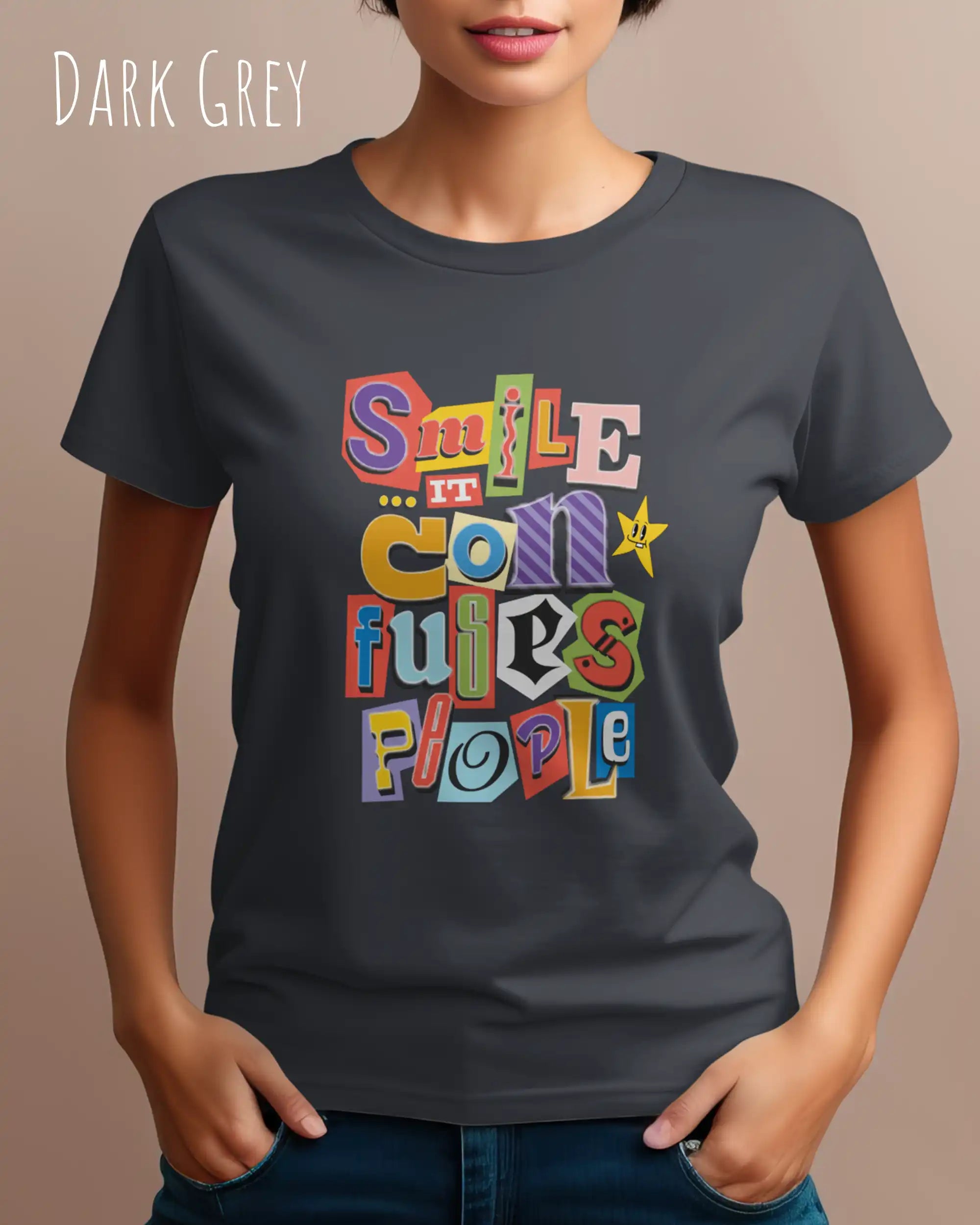 Die Abbildung zeigt eine frau, die ein feminines design-t-shirt in der farbe dark grey mit der farbenfrohen grafik "smile ... it confuses people" trägt.