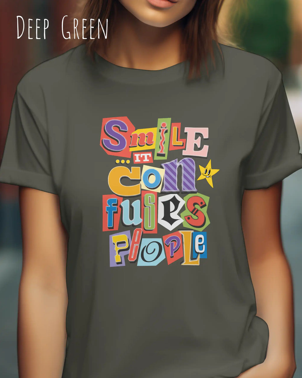 Die Abbildung zeigt eine frau, die ein feminines design-t-shirt in der farbe deep green mit der farbenfrohen grafik "smile ... it confuses people" trägt.
