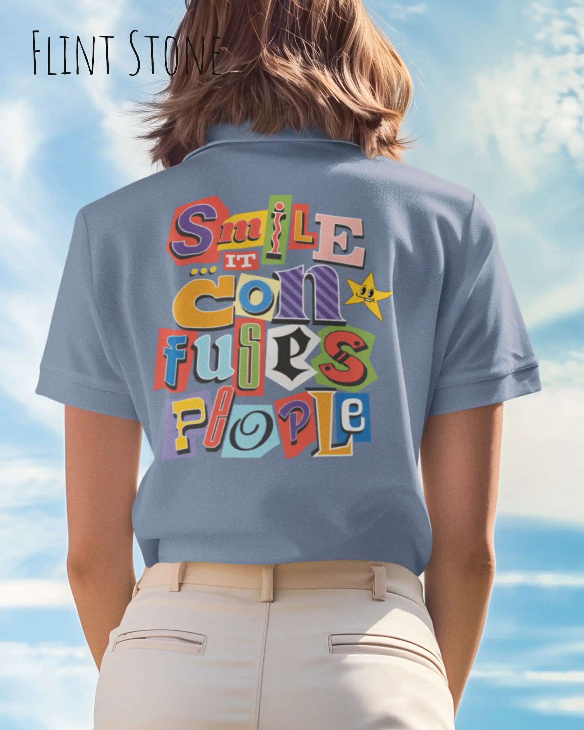 Die Abbildung zeigt eine frau, die ein feminines design-t-shirt in der farbe flint stone mit der farbenfrohen grafik "smile ... it confuses people" auf dem rücken trägt.