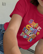 Die Abbildung zeigt eine frau, die ein feminines design-t-shirt in der farbe red mit der farbenfrohen grafik "smile ... it confuses people" trägt.