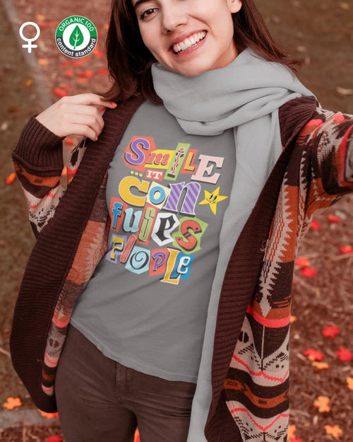 Die Abbildung zeigt eine frau, die ein feminines design-t-shirt aus bio baumwolle mit der farbenfrohen grafik "smile ... it confuses people" trägt.