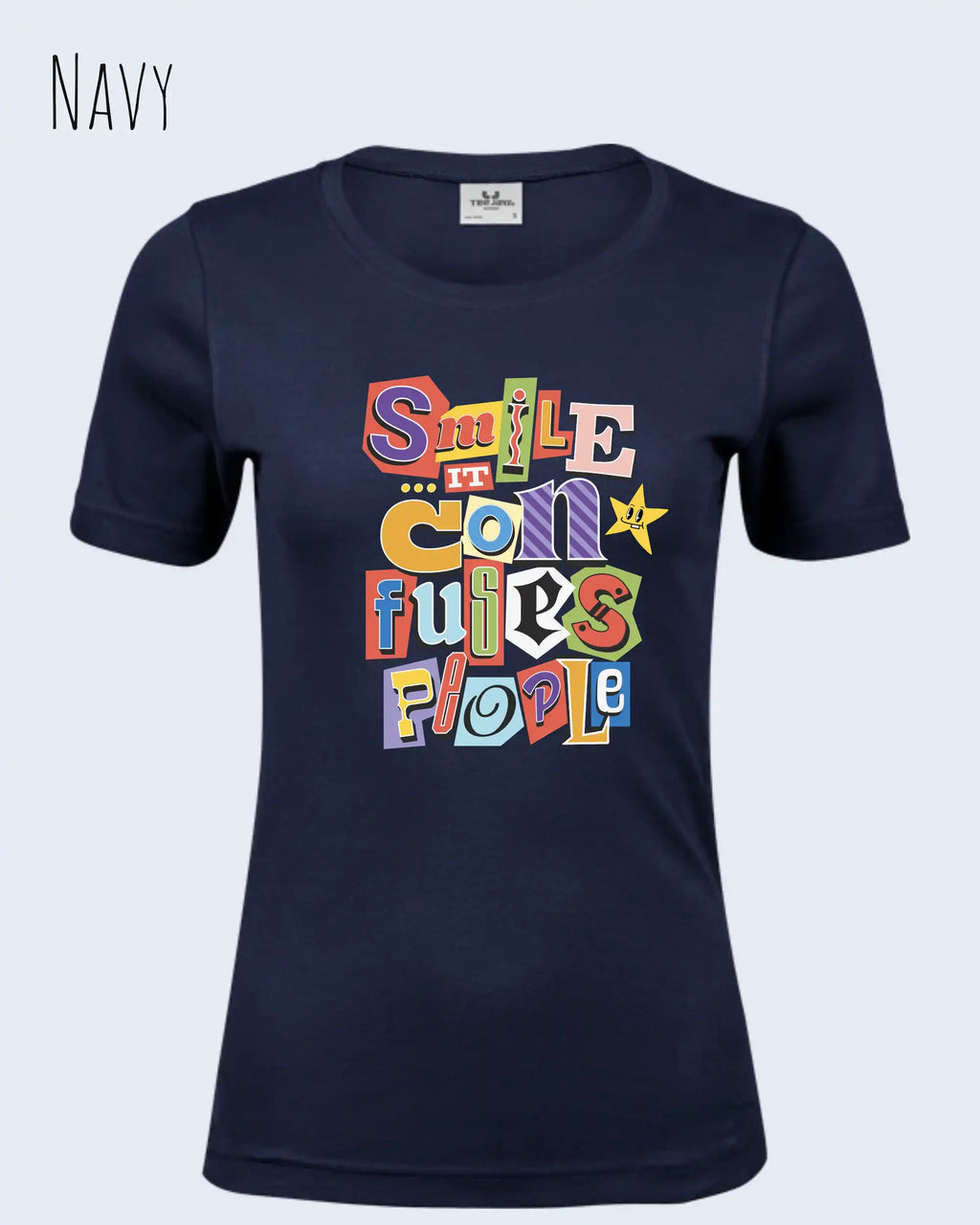 das bild zeigt das T-Shirt Tee Jays Women's Interlock Tee STYLE 580 in der farbe NAVY mit dem farbenfrohen design "SMILE ... IT CONFUSES PEOPLE".