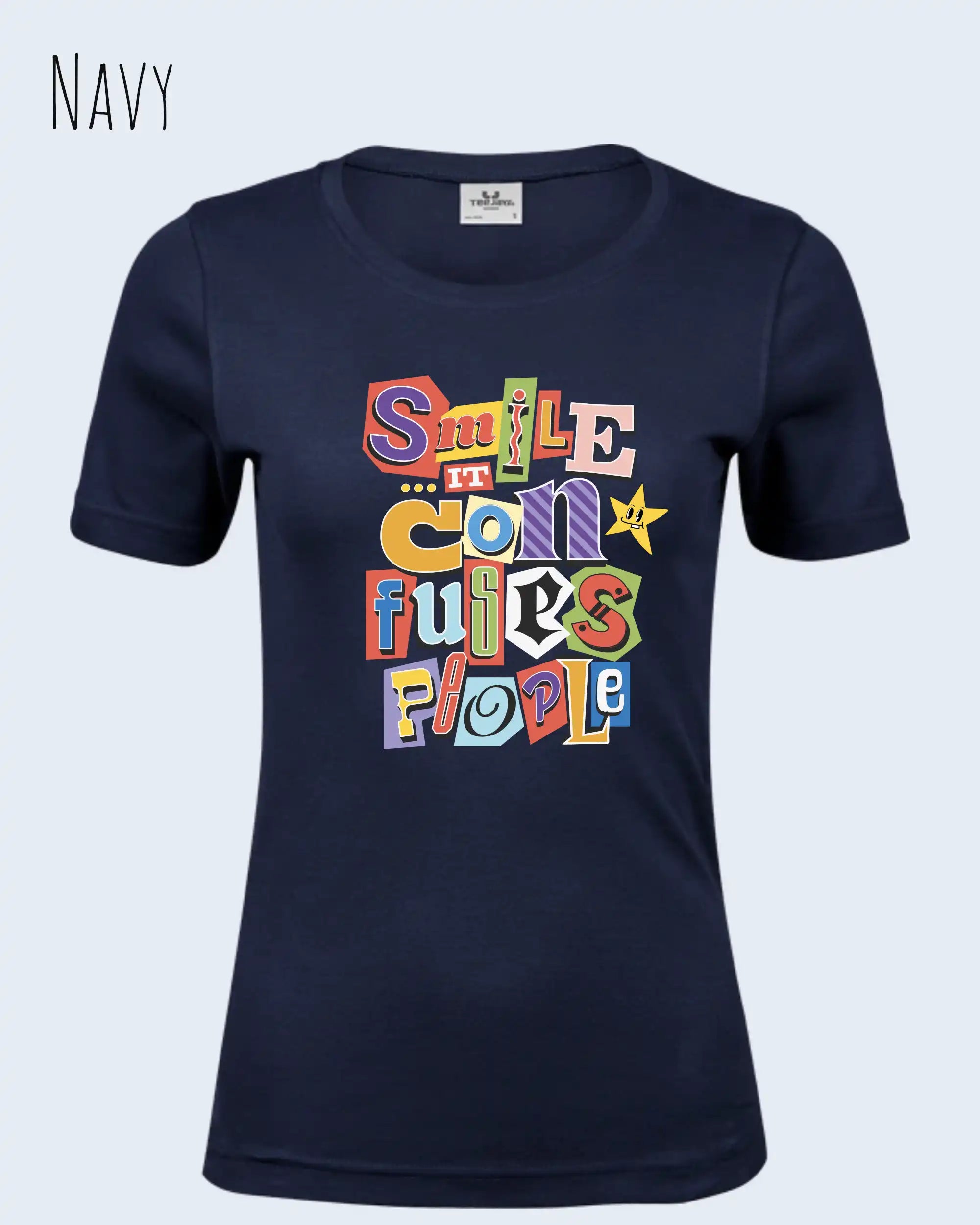 das bild zeigt das T-Shirt Tee Jays Women's Interlock Tee STYLE 580 in der farbe NAVY mit dem farbenfrohen design "SMILE ... IT CONFUSES PEOPLE".