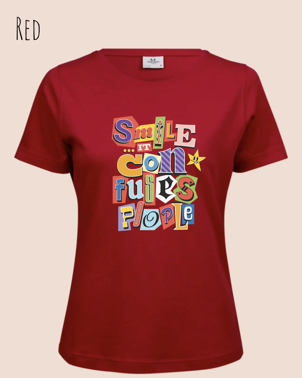 das bild zeigt das T-Shirt Tee Jays Women's Interlock Tee STYLE 580 in der farbe RED mit dem farbenfrohen design "SMILE ... IT CONFUSES PEOPLE".