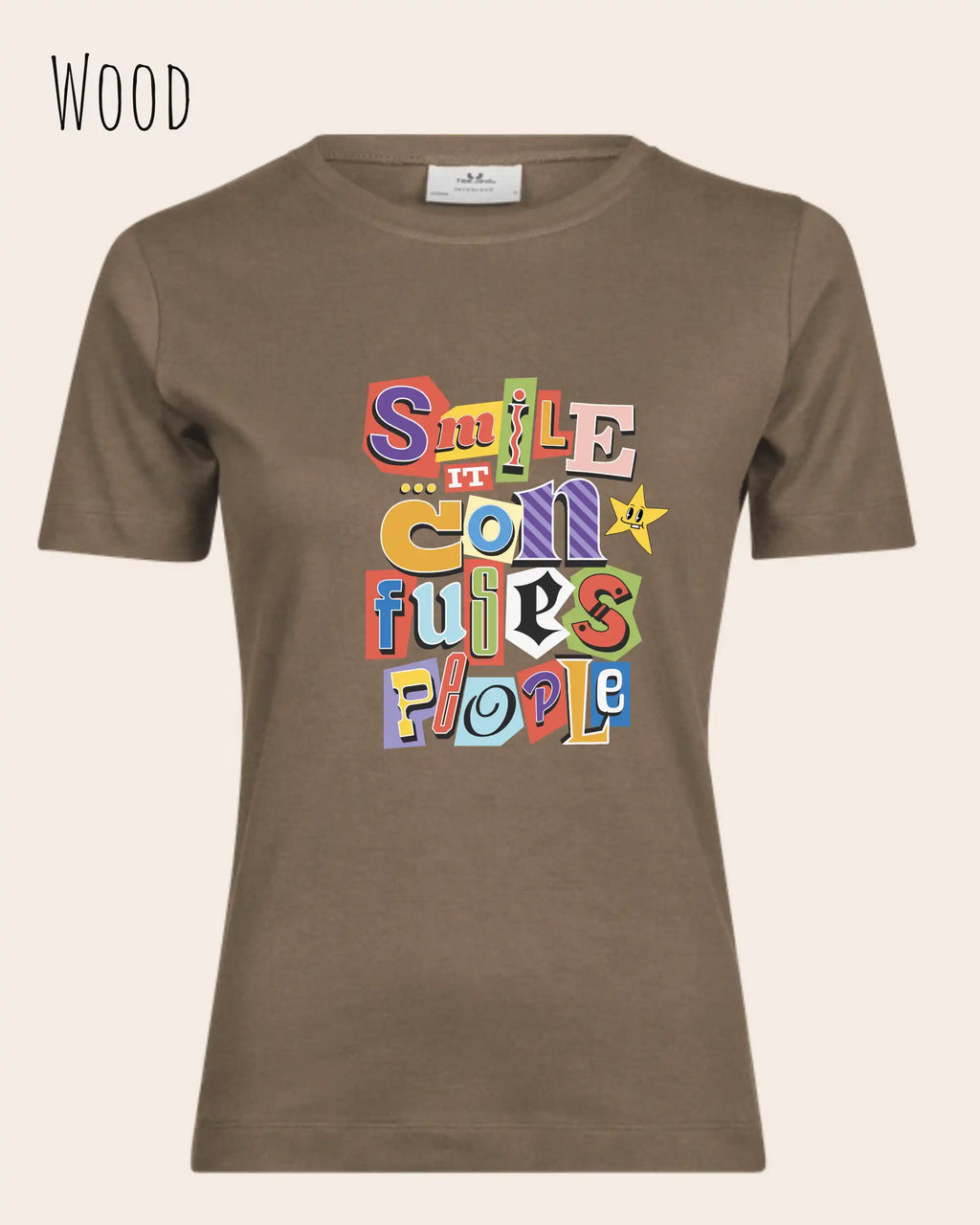 das bild zeigt das T-Shirt Tee Jays Women's Interlock Tee STYLE 580 in der farbe WOOD mit dem farbenfrohen design "SMILE ... IT CONFUSES PEOPLE".