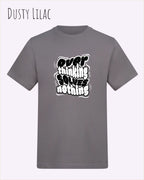 die Abbildung zeigt das t-shirt awdis 180 t in der farbe dusty lilac mit dem motiv overthinking solves nothing.