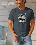 mann trögt ein design.t-shirt in solid charcoal mit dem motiv overthinking solves nothing.