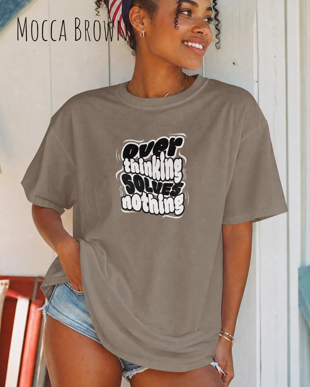 frau trögt ein design.t-shirt in moccabrown mit dem motiv overthinking solves nothing.