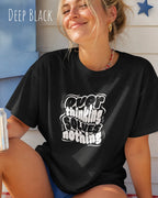 frau trögt ein design.t-shirt in deep black  mit dem motiv overthinking solves nothing.