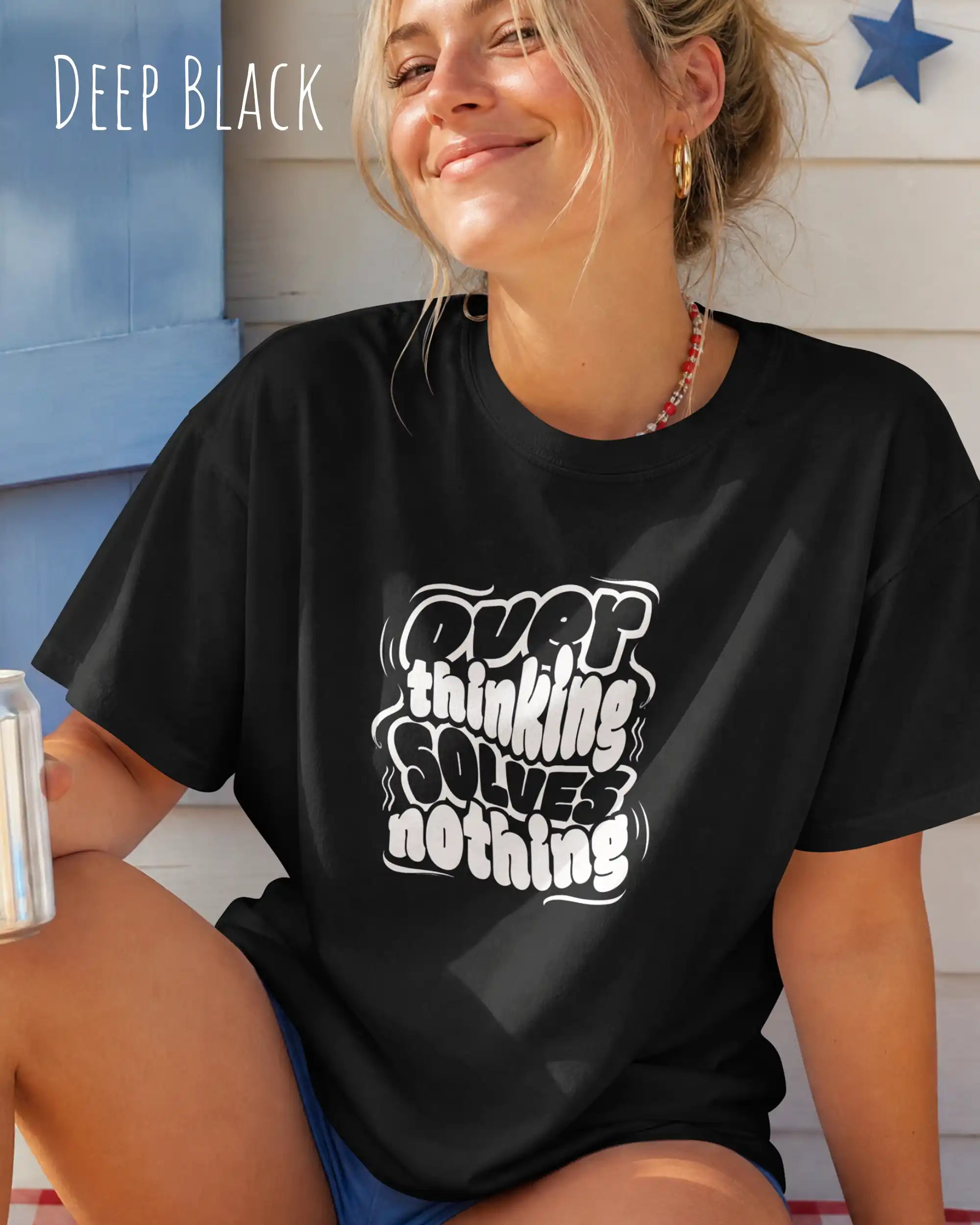 frau trögt ein design.t-shirt in deep black  mit dem motiv overthinking solves nothing.
