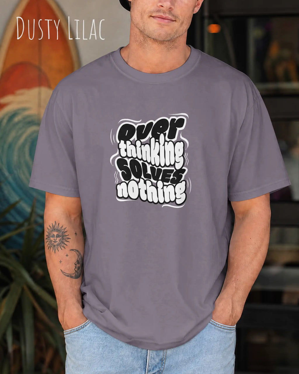 mann trögt ein design.t-shirt in dusty lilac mit dem motiv overthinking solves nothing.