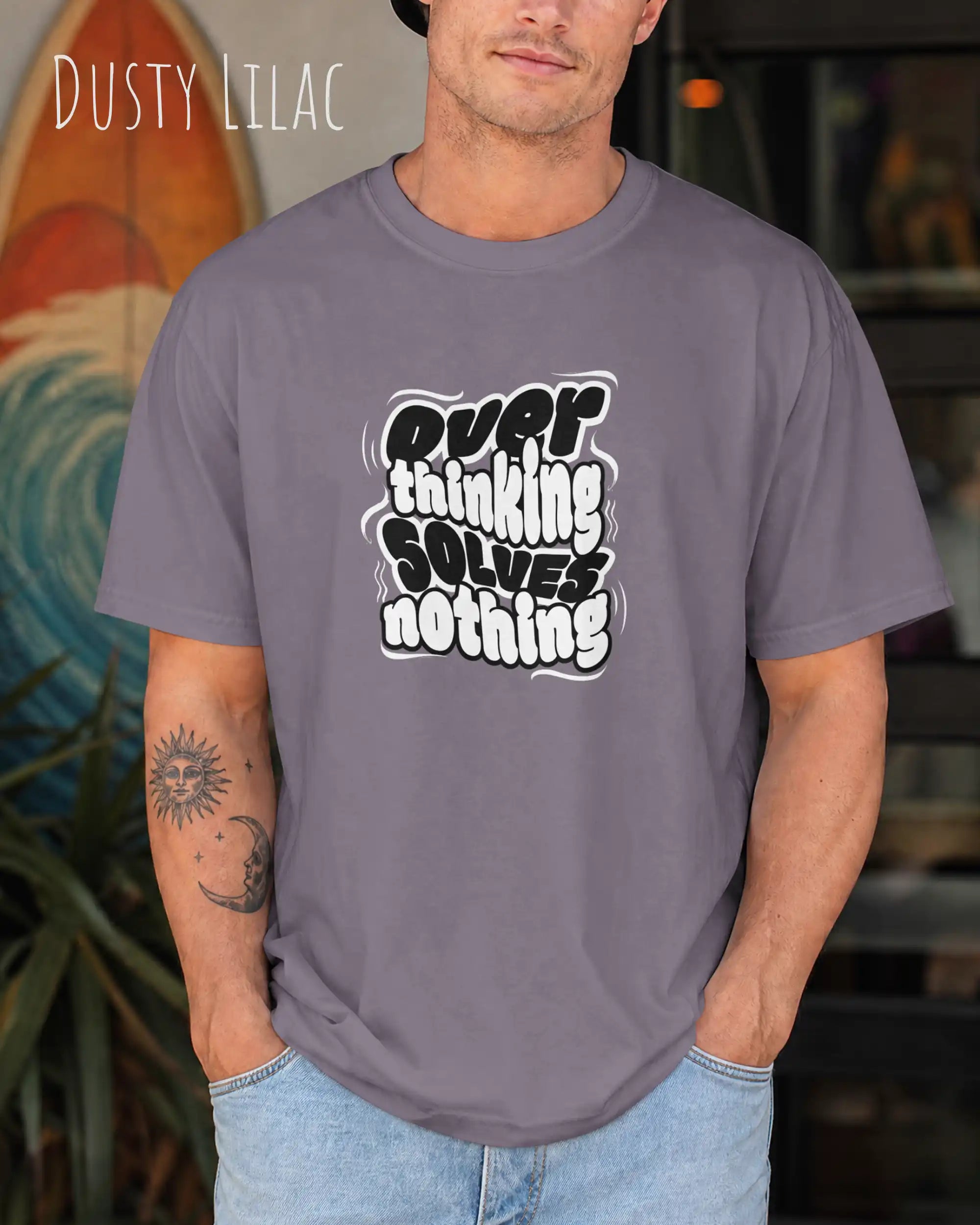 mann trögt ein design.t-shirt in dusty lilac mit dem motiv overthinking solves nothing.