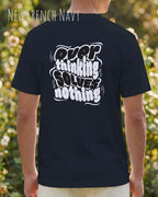 mann trögt ein design.t-shirt in new French navy mit dem back print motiv overthinking solves nothing.