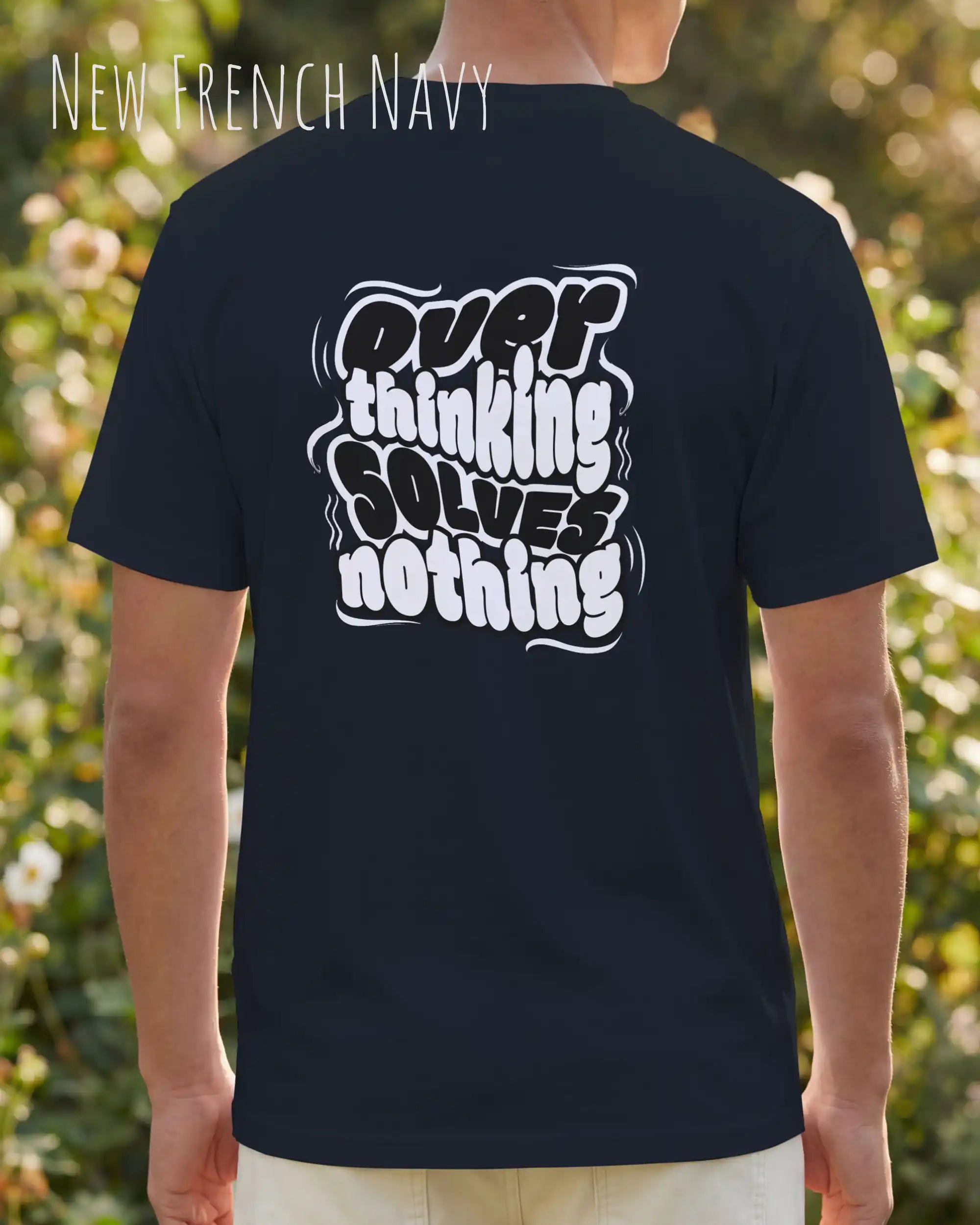mann trögt ein design.t-shirt in new French navy mit dem back print motiv overthinking solves nothing.