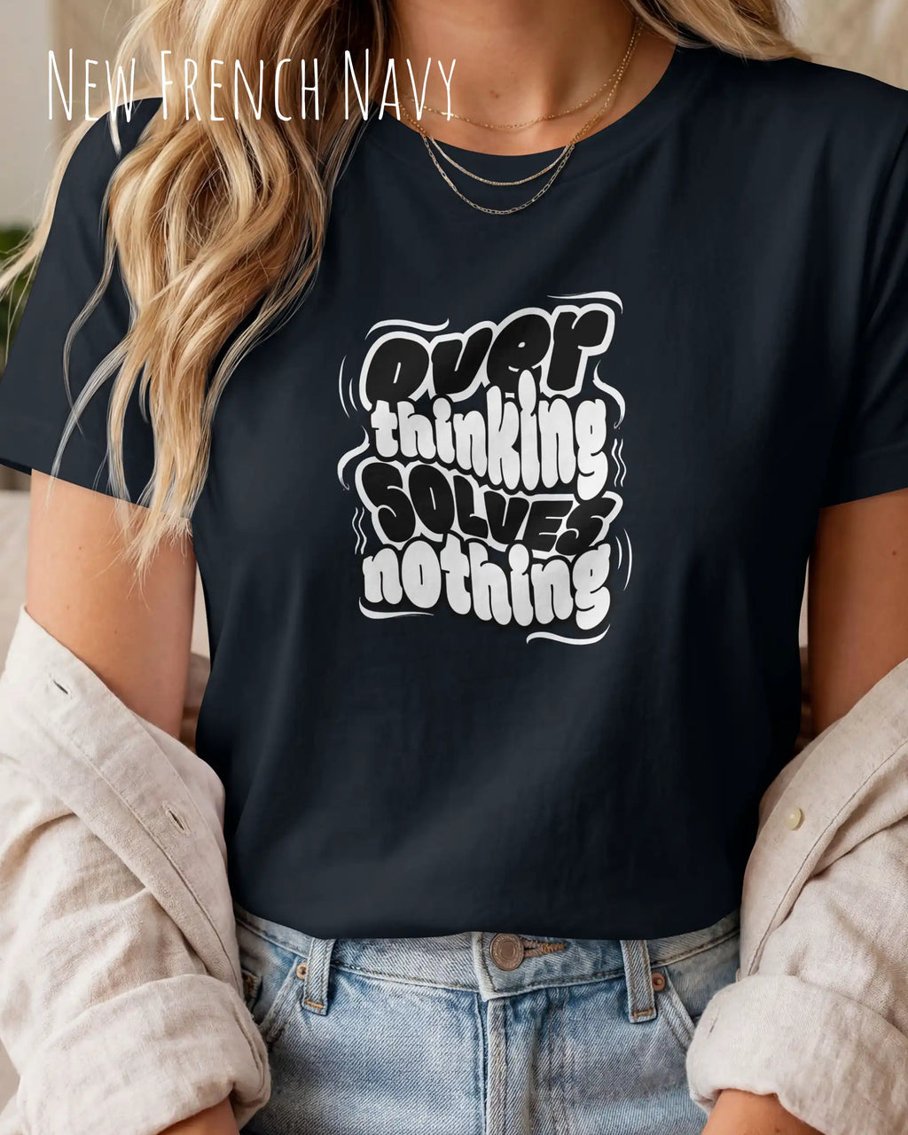 frau trögt ein design.t-shirt in XXXnew French navy mit dem motiv overthinking solves nothing.