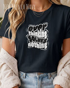 frau trögt ein design.t-shirt in XXXnew French navy mit dem motiv overthinking solves nothing.