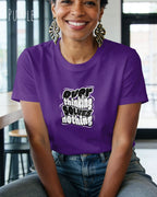 frau trögt ein design.t-shirt in purple mit dem motiv overthinking solves nothing.