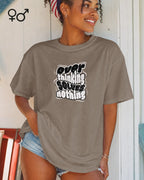 frau trögt ein unisex design.t-shirt mit dem motiv overthinking solves nothing.